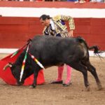 El Conde y Paola San Román saliendo a hombros en Jiquilpan