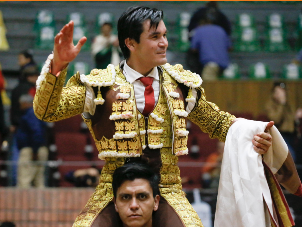 Andrés Origel cortando dos orejas en Morelia