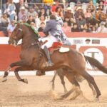 Jorge Hernández Gárate toreando a caballo en Jiquilpan