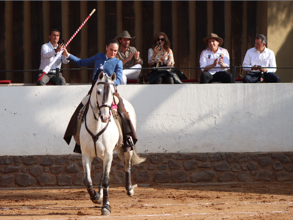 Toreros dando la vuelta al ruedo en Hacienda El Salitre