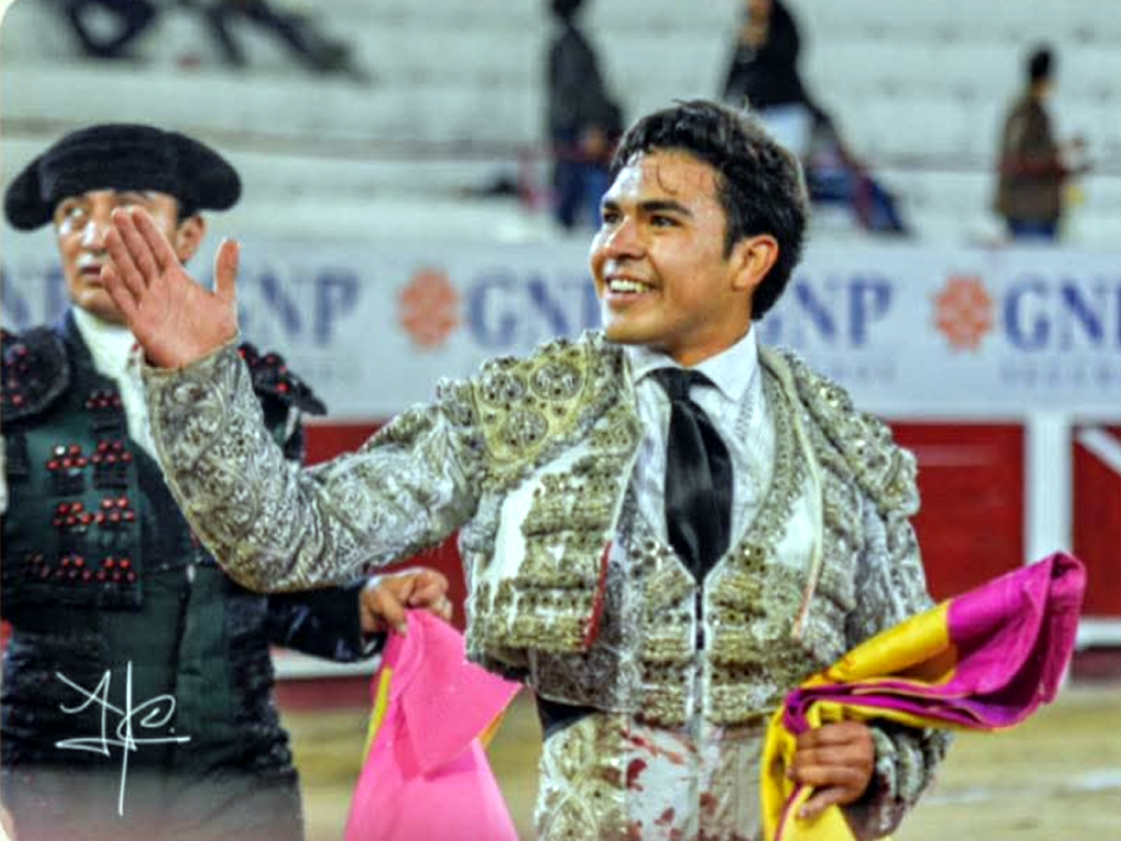 Manolo González a hombros en la Plaza de Toros La Luz, León.