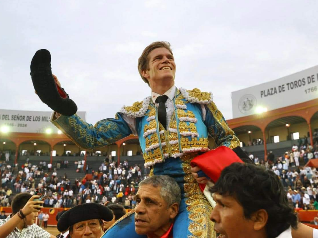 Faena de Borja Jiménez en Lima durante la tercera corrida