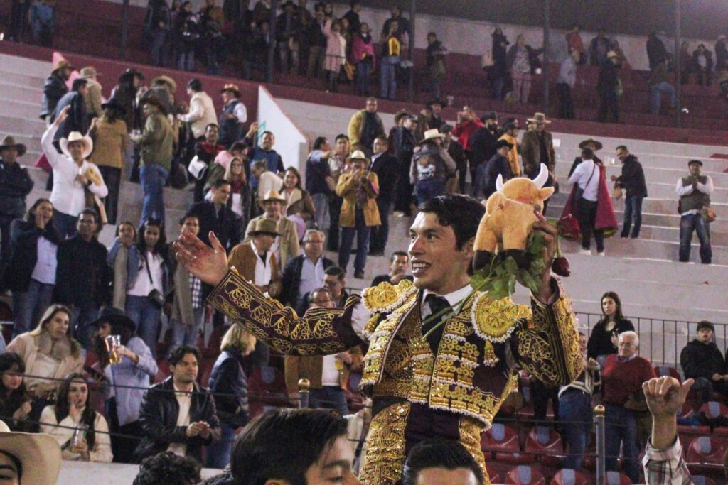 Isaac Fonseca saliendo a hombros en Pachuca