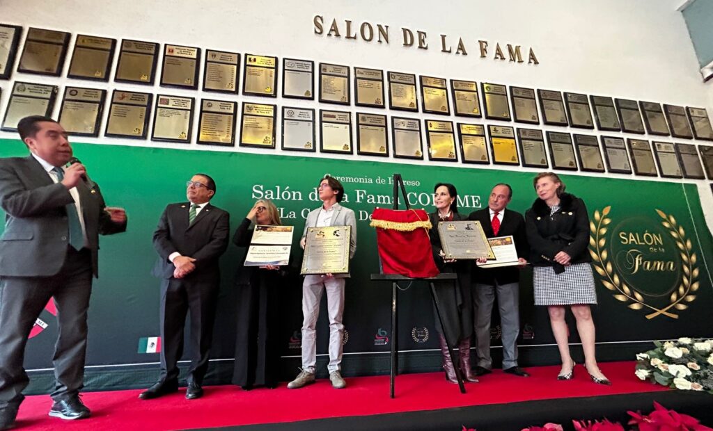 Familia de Miguel Espinosa "Armillita" recibiendo reconocimiento