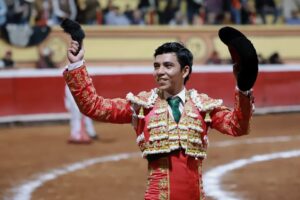 Sebastián Palomo cortando oreja en Huamantla.