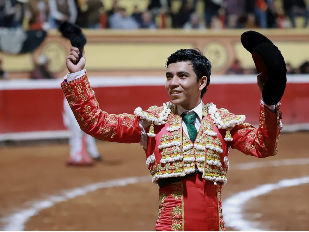 Sebastián Palomo cortando oreja en Huamantla.