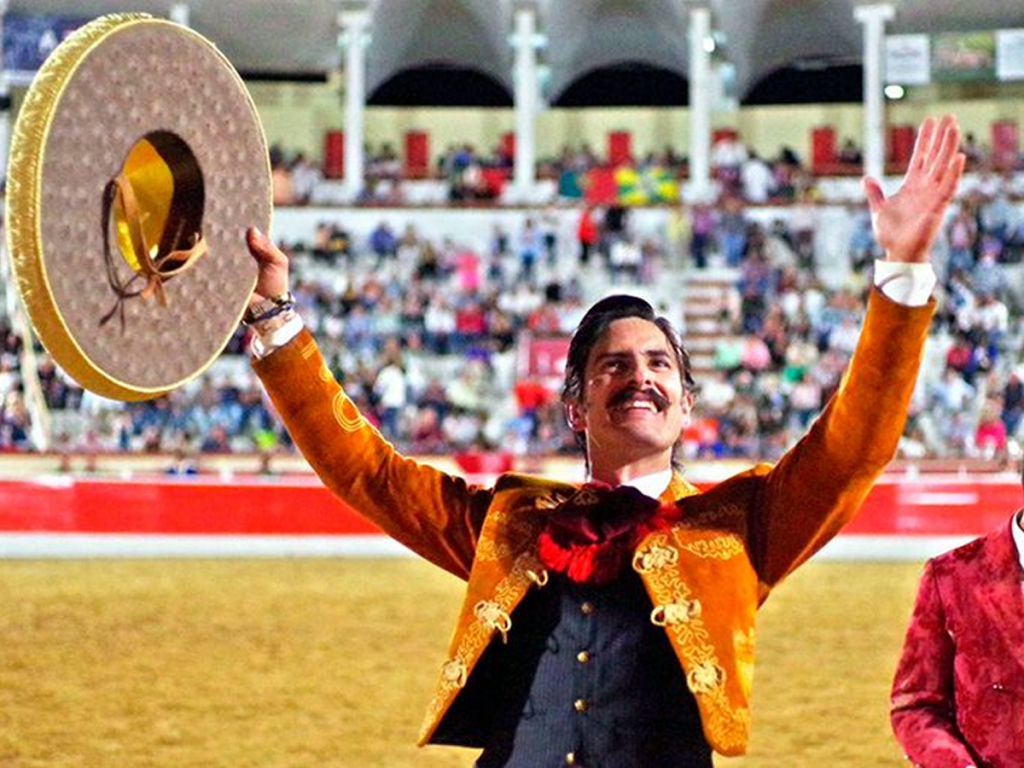 Emiliano Gamero recibe el trofeo Luchador Olmeca 2024.