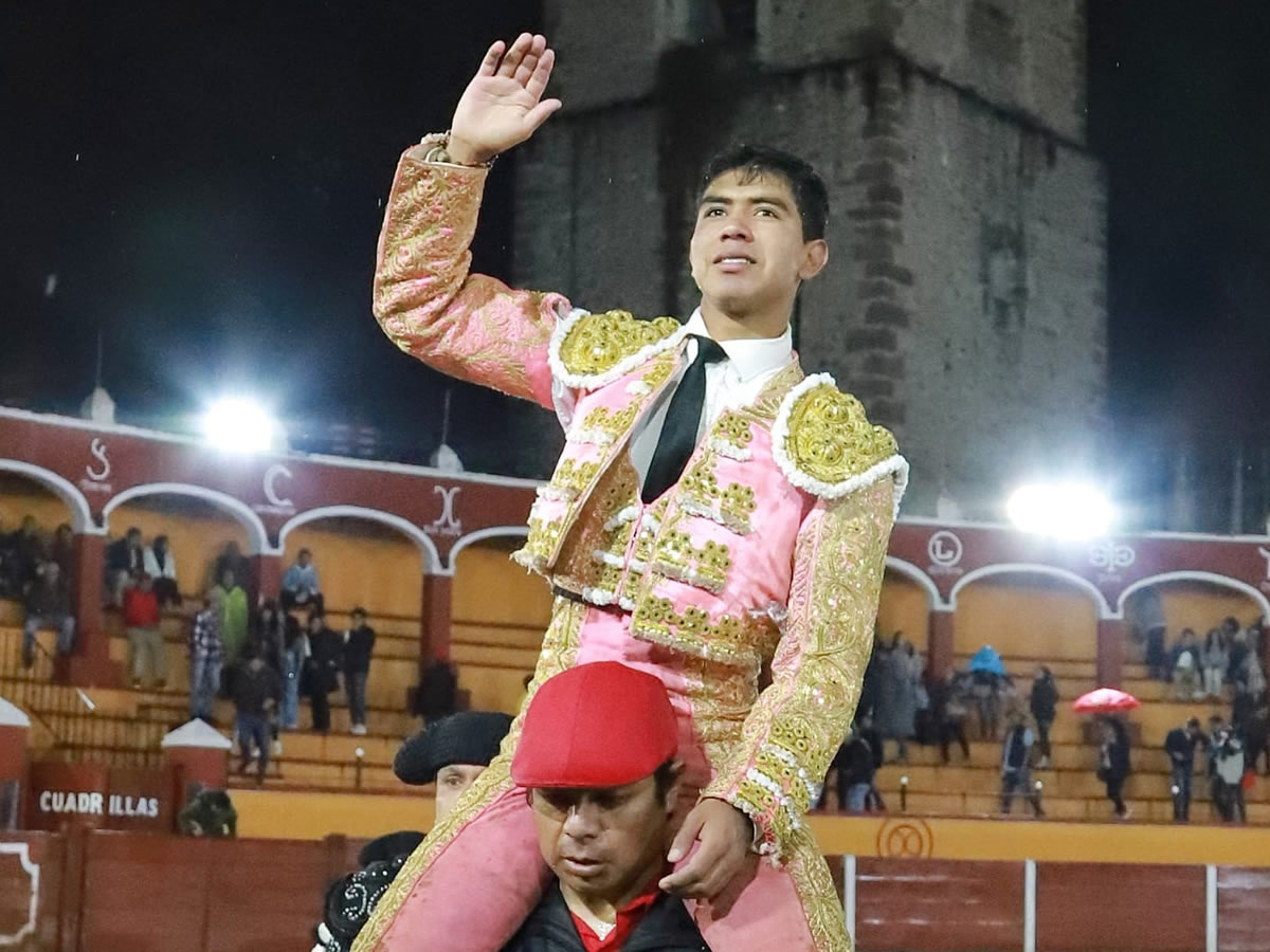 JESÚS SOSA DESAFÍA LA LLUVIA Y SALE A HOMBROS TRAS CORTAR DOS OREJAS