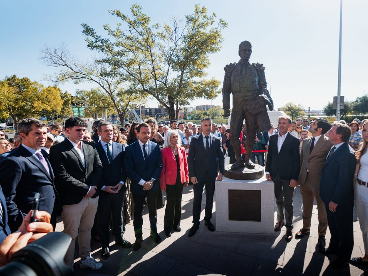 RINDEN HOMENAJE A ANTOÑETE: LA MEMORIA VIVA DE LAS VENTAS FRENTE A LA PUERTA GRANDE