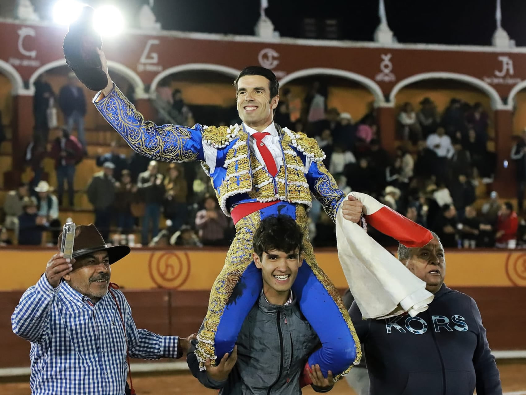 DE JUSTO A HOMBROS EN LA PRIMERA DE LA FERIA DE TLAXCALA