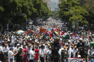 MEX239. CIUDAD DE MÉXICO (MÉXICO), 13/07/2023.- Miles de personas se manifiestan para rechazar la prohibición de corridas de toros y las peleas de gallos hoy, en la Ciudad de México (México). En la tercera "Marcha Nacional en Defensa de Nuestras Tradiciones y Empleos"; asociaciones taurinas, de galleros, veterinarios y otros colectivos, convocaron una multitud que concentró en el Zócalo de la capital de México, donde se ubica el Palacio Nacional residencia del presidente del país. EFE/Isaac Esquivel