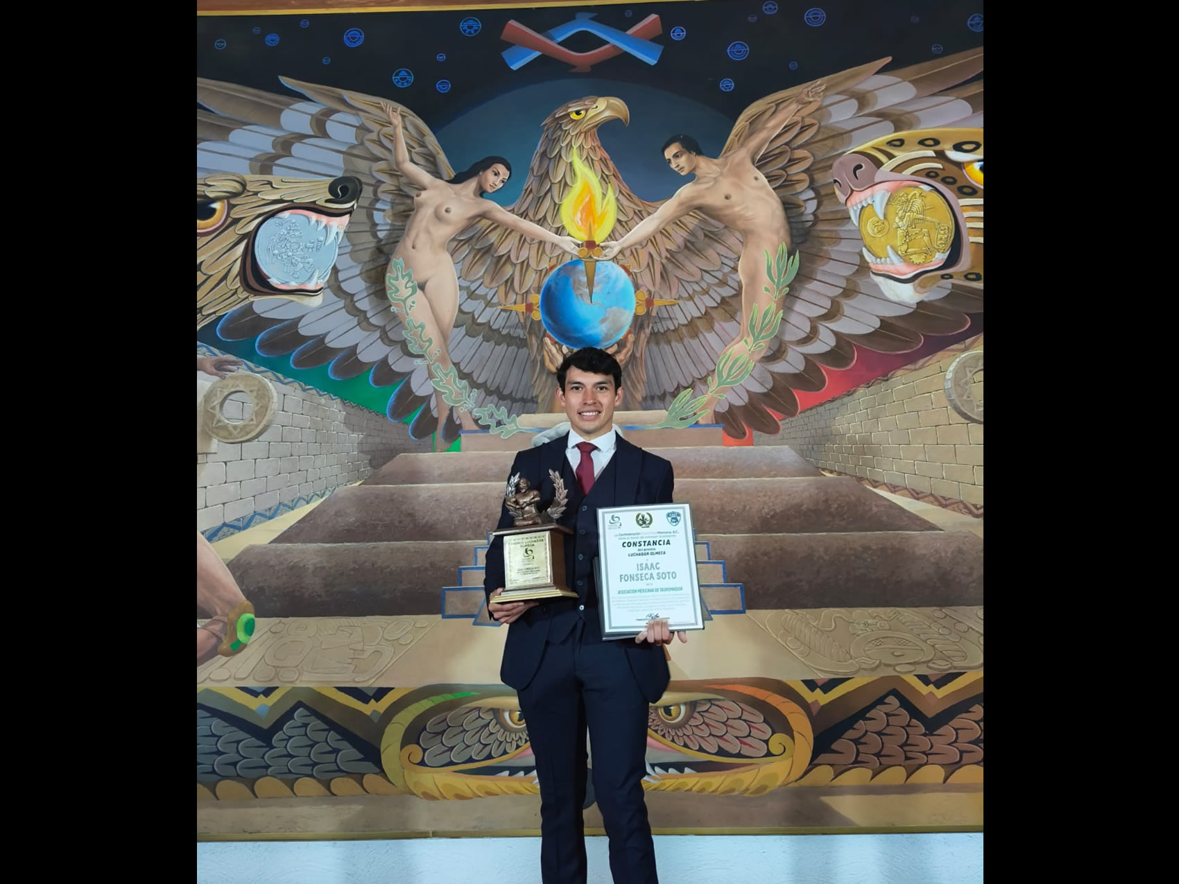 ISAAC FONSECA RECIBE EL TROFEO LUCHADOR OLMECA