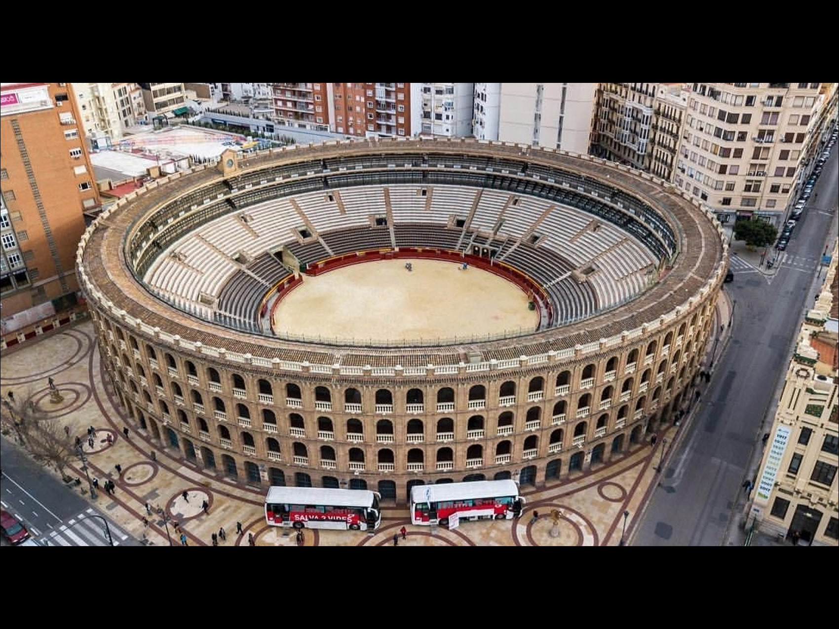 LA PLAZA DE TOROS DE VALENCIA RECUPERA SU LUZ Y RENACE PARA LAS FALLAS TRAS UNA INVERSIÓN HISTÓRICA EN ILUMINACIÓN