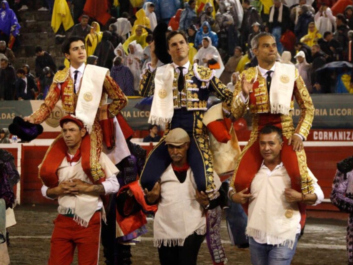 TODOS A HOMBROS EN LA PENÚLTIMA DE MANIZALES