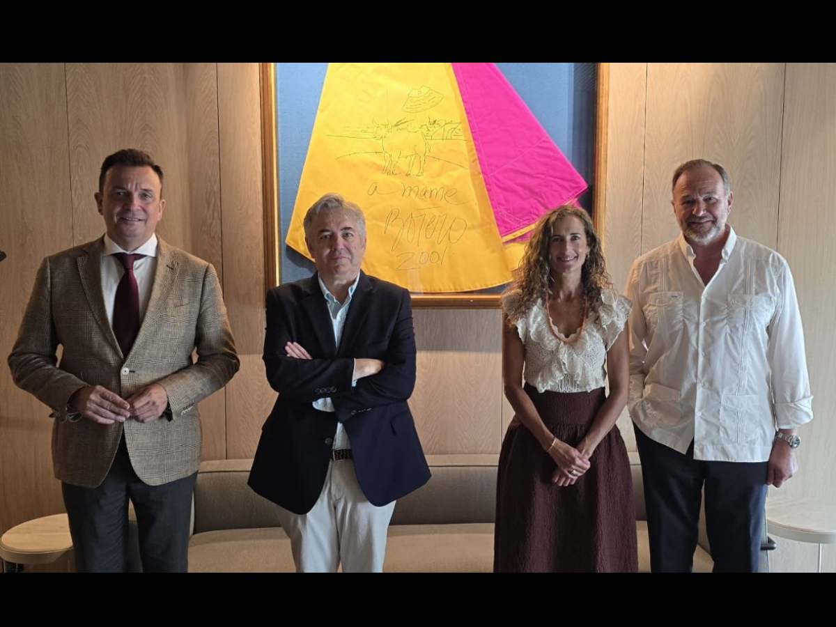 REDESCUBREN EN SEVILLA UN CAPOTE PINTADO Y DEDICADO POR FERNANDO BOTERO