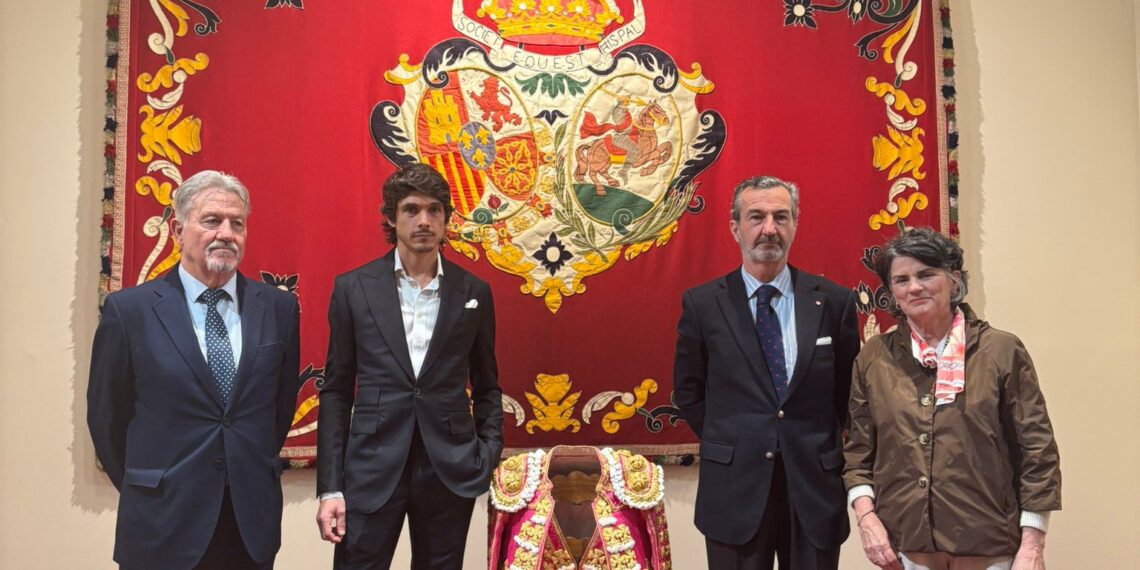 CASTELLA DONA A LA MAESTRANZA UN TRAJE HISTÓRICO