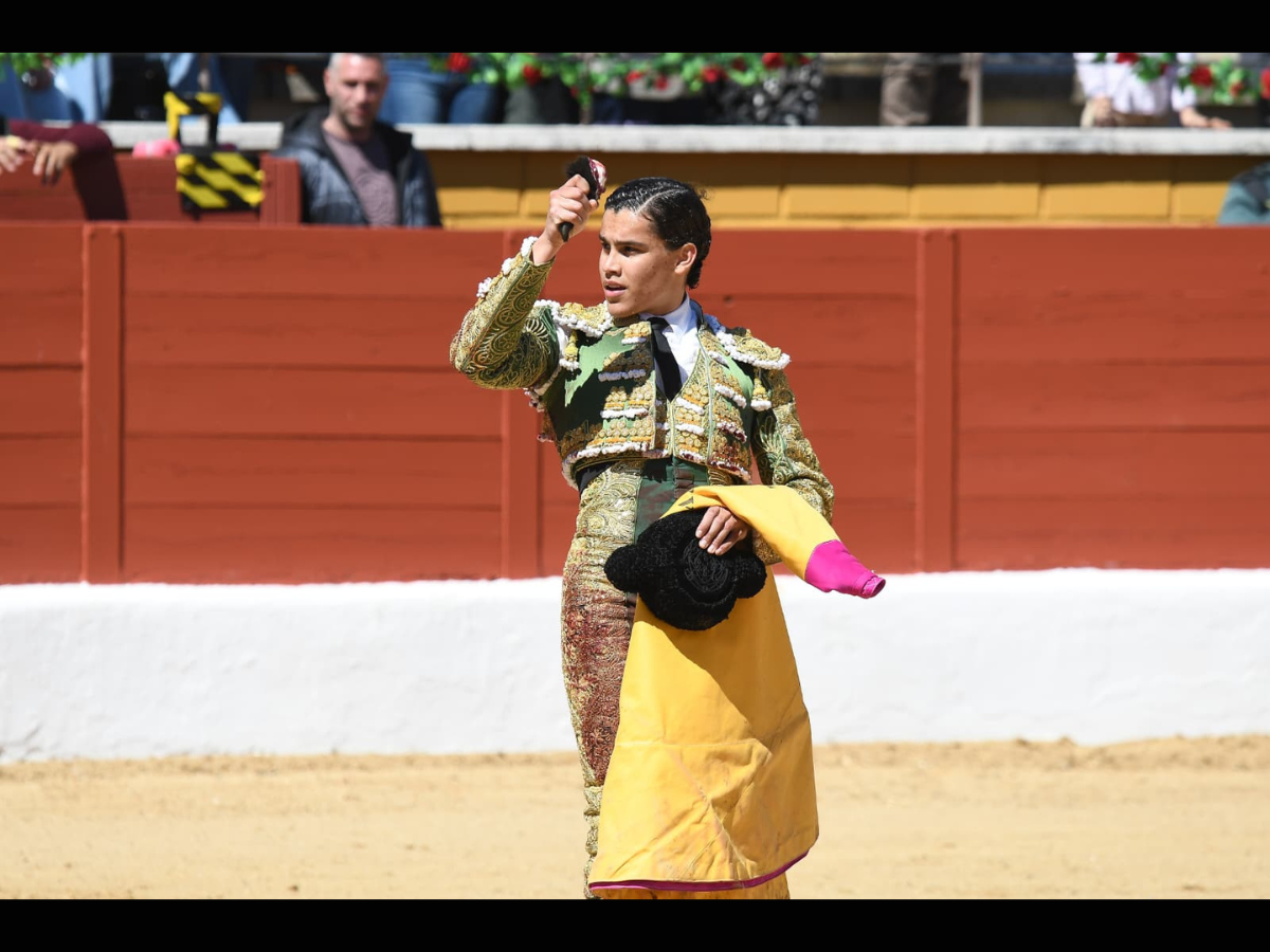 DE LA CUEVA FIRMA OREJA Y CIERRA EL CIRCUITO DE MADRID