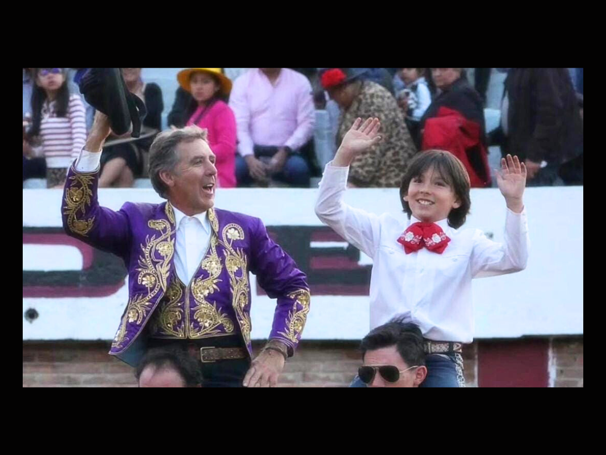 HERMOSO DE MENDOZA Y SANTI PELÁEZ  A HOMBROS EN VILLA DE ALLENDE