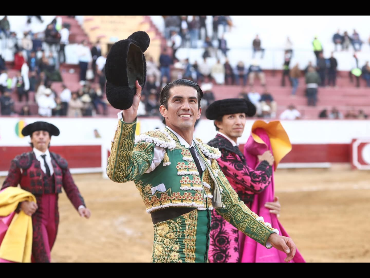 CALITA RESCATA LA TARDE EN TEXCOCO ENTRE FALLAS CON LA ESPADA