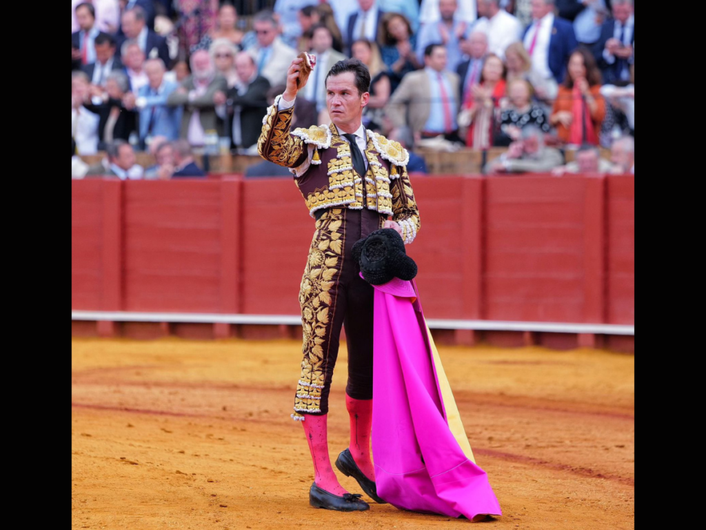 LUQUE IMPONE OFICIO Y FIRMA LA ÚNICA OREJA EN LA MAESTRANZA