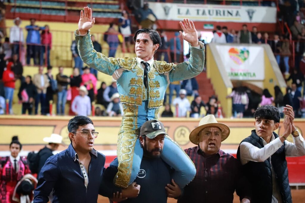 IBELLES A HOMBROS EN LA PRIMERA DE LA FERIA DE HUAMANTLA