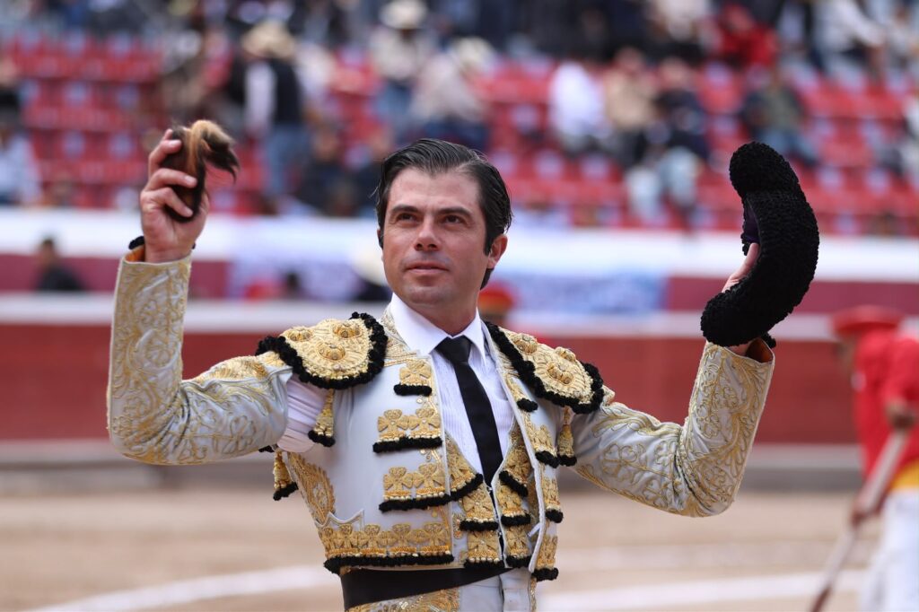 FERMÍN RIVERA CIERRA A HOMBROS